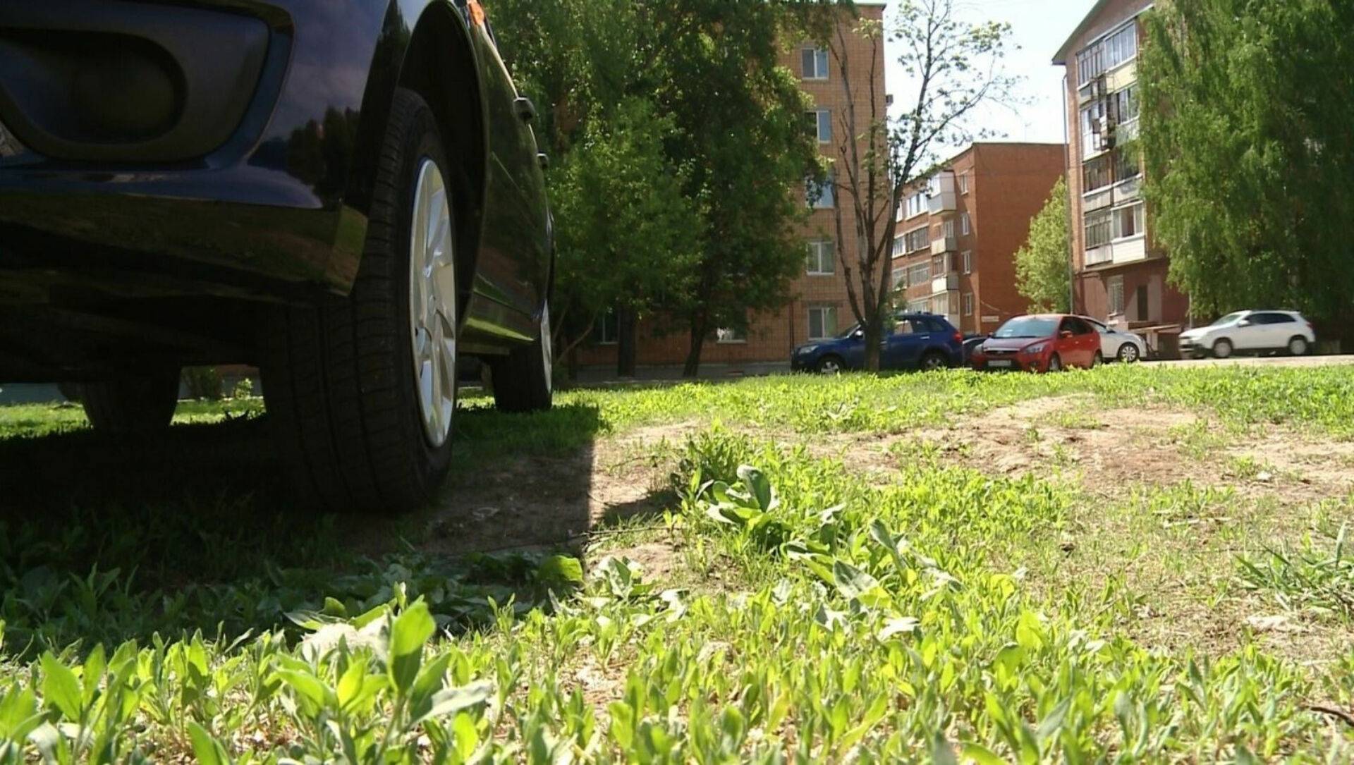Штраф за зеленую зону. Парковка на газоне. Газон машина. Газон для парковки автомобиля. Парковка на газоне во дворе.