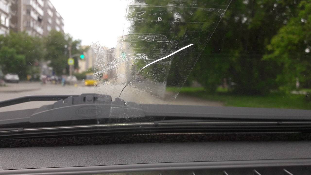 Трещина на лобовом стекле можно. Трещина на лобовом. Треснуло лобовое стекло. Трещина на стекле автомобиля. Трещины на ветровом стекле.