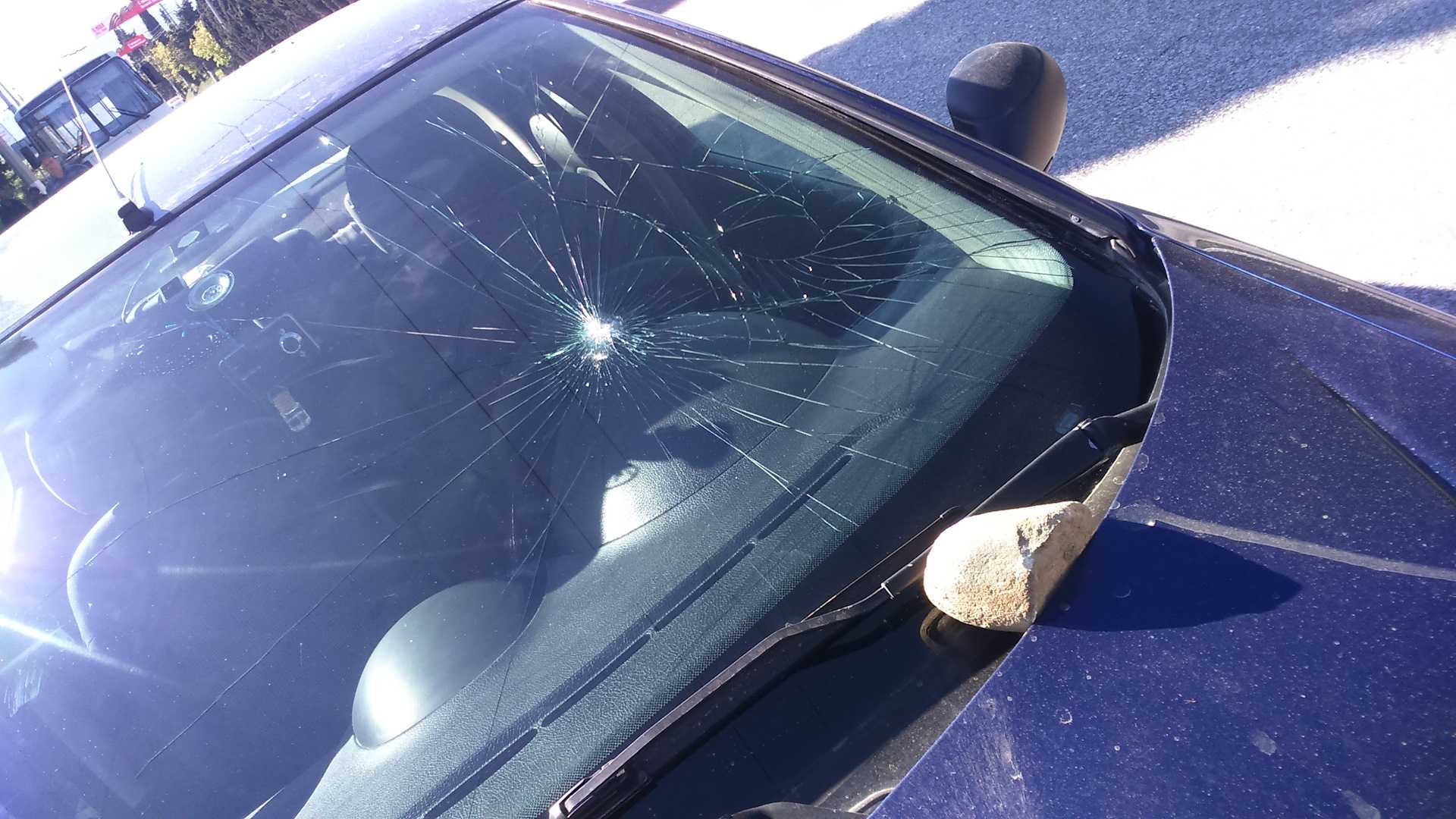 Авто трещина. Разбитый Пежо 308 черный лобовое. Разбито лобовое стекло. Разбитое стекло автомобиля. Разбить лобовое стекло.